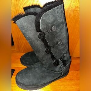 UGG Australia Women’s Bailey Button Triplet II, Size 10 womens.